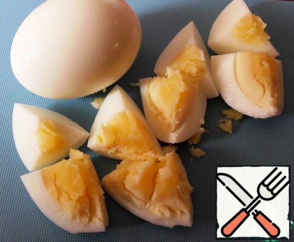 Cut eggs into large slices.