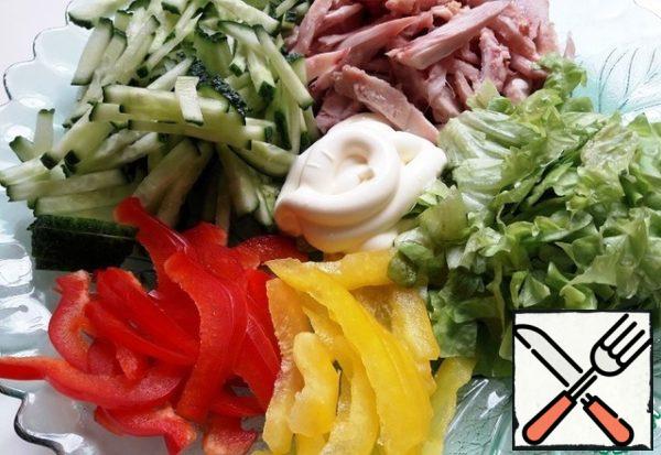 Mix the lettuce, chicken, cucumbers, bell pepper.
Season with mayonnaise (or sour cream, or yogurt). I really like this salad with mayonnaise.