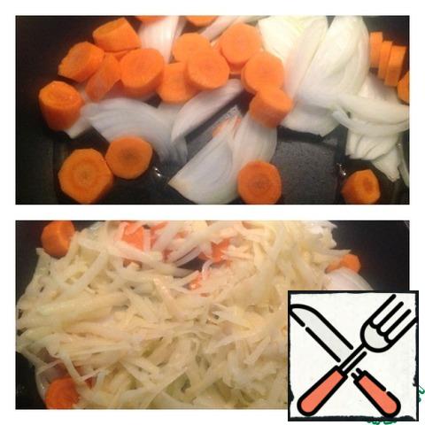 Onions cut into half rings, carrots thin washers. Put to sauté the vegetables in olive oil literally for 3-4 minutes. Meanwhile, clean the potatoes and grate on a coarse grater. Add to onions and carrots. Stir.