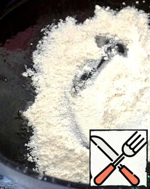 All are advised to immediately prepare and keep on hand - flour and measure the milk, salt and spices to deliver a closer, grate cheese, and butter to cut. Because everything is prepared once or twice, very quickly.
Grease the pan, heat, pour the flour