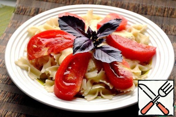 There are tricks in the trade.
They, in fact, two:
- the more cheese the better)))
- the tastier and brighter the taste of cheese, the more successful the sauce will be.
Put the hot cheese sauce on the pasta, add the chopped tomato and fresh Basil.
A great start to the day or a worthy end!