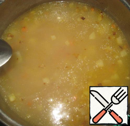 To try on the willingness of peas and potatoes. Add fried onions and carrots to the saucepan. Adjust the soup to salt, season with black pepper to taste.