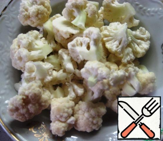 Parse the cauliflower into small inflorescences.