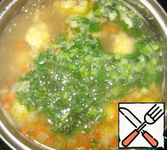 Remove the Bay leaf from the pot with soup, add greens and garlic. Let it boil and remove the pan from the heat.
