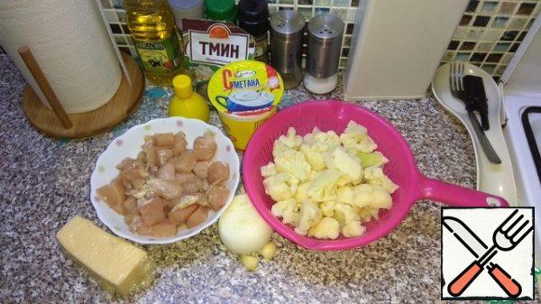 Chicken fillet cut into small pieces, salt, pepper, add lemon juice... mix well. Cauliflower took frozen, completely thawed and well washed.