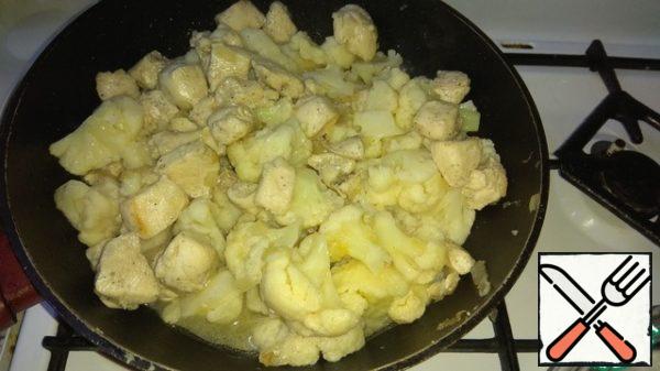 Add the fillet and fry for 3-4 minutes, followed by finely chopped garlic and cauliflower. The chicken was soggy and now stew together with cabbage for 3-4 minutes on medium heat.