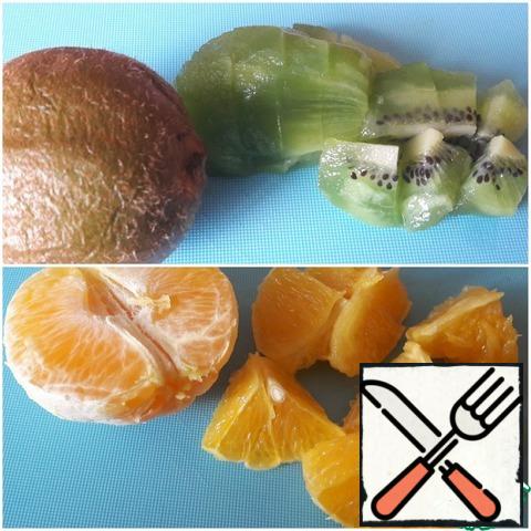 Kiwi and orange peel and cut into pieces.
The bones of an orange remove.