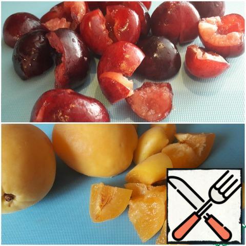 The cherries remove the bones.
Apricot cut into pieces.
