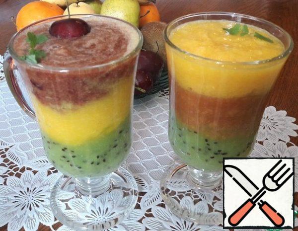 Pour into glasses layers. As You want! In any order!
I have kiwi, orange, cherries in one glass.
In another - kiwi, apricot, orange.
If desired, you can cool, put 15-20 minutes in the refrigerator.