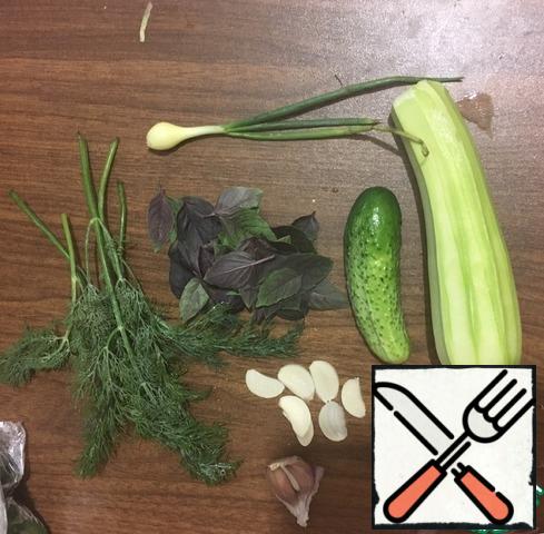 Preparing the salad very quickly! First, prepare all the ingredients: wash and chop. Small addition: I start with garlic, cutting it into small cubes and putting it aside (in the cut garlic allicin, a strong natural antibiotic is formed).