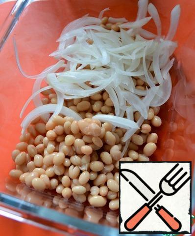 Boil eggs.
Beans to drain on a sieve, put in a salad bowl.
Onions cut into feathers, add to the beans.