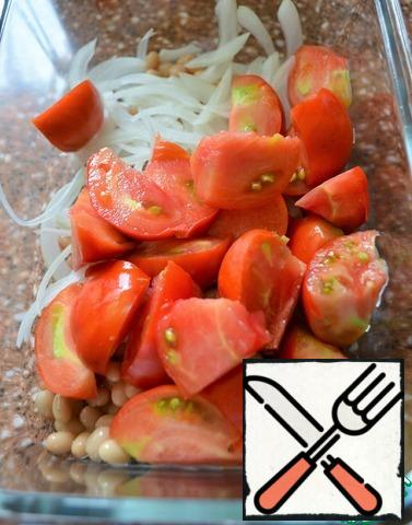 Wash tomatoes, dry and cut into large pieces,
add to salad bowl.