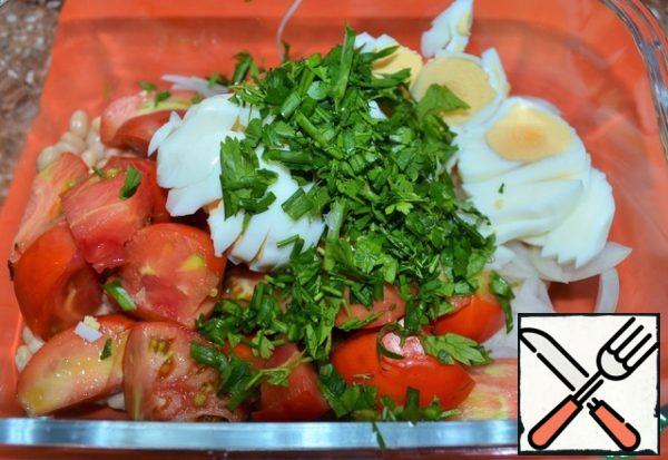 Chop the eggs,
wash the greens, dry them, cut them into small pieces, put them in a salad bowl.