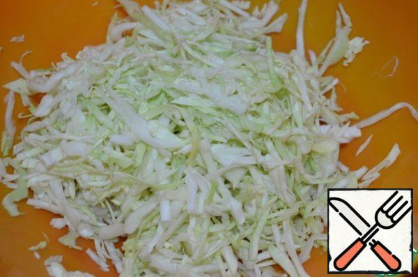 Pre-cook the carrots.
Chop the cabbage thinly, add salt and chop lightly.