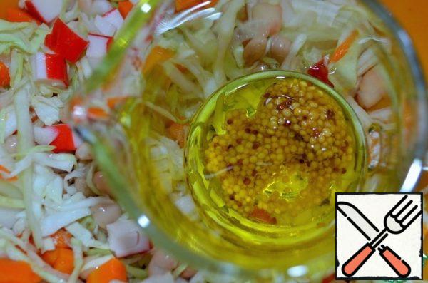 Prepare the dressing - mix the oil and mustard.
