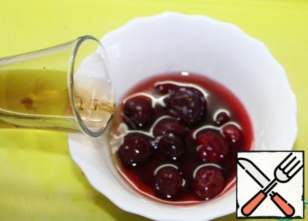 Pour cognac cherry (frozen pre-defrost and drain the liquid), if sour cherries, add a pinch of sugar.