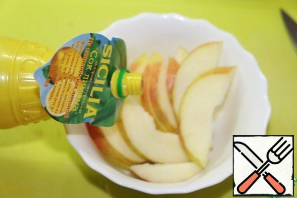 Cut an apple or pear in half, remove the core and cut into thin slices. Immediately sprinkle with lemon juice, in this case HAAS lemon juice, so that the pulp does not darken.
