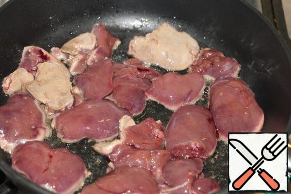 Clean the chicken liver from the films, fry in ghee for 1 minute on each side. Salt and pepper to taste. Liver keep warm until serving, covering the pan with foil.