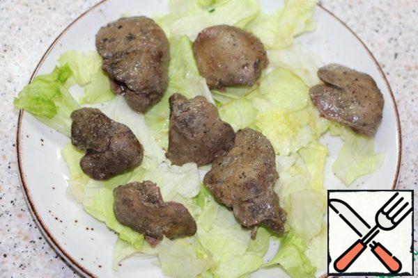  Put on a dish lettuce, they warm chicken liver, slices of Apple or pear, again the liver, pour oil, in which the liver was cooked.