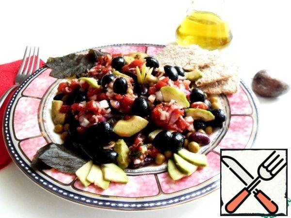 Mix the beans, avocado, peas and olives. Pour the tomato filling on top.
