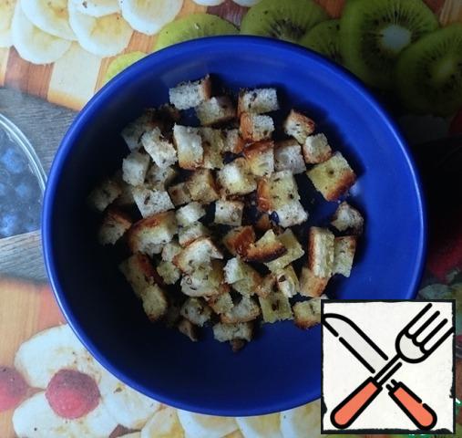 While the eggs are cooked, cut the toasted bread into a cube, put in a bowl.