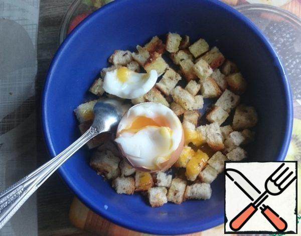 The eggs are cooked. Put them in cold water for 30 seconds so you can hold them in your hand. Peel a little and spread the contents of the eggs with a teaspoon in a bowl with toasted bread.

