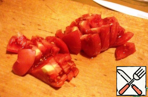 Wash and dry the tomato. Cubes. Add to the liver and vegetables.
