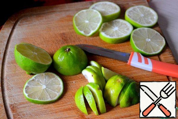 Slice the lime, set aside 5 slices for decoration.
