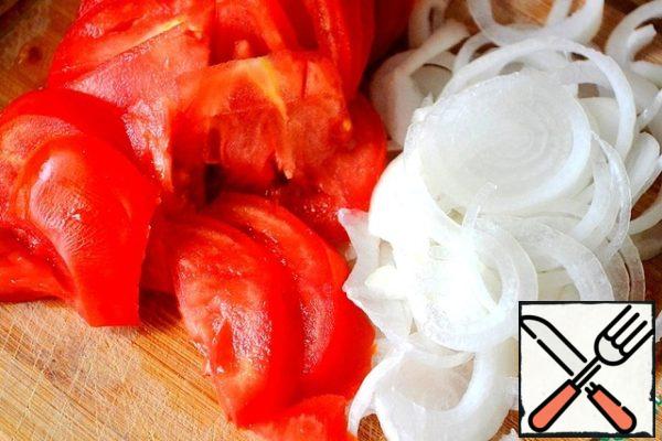 Finely chop the tomatoes and onions.

