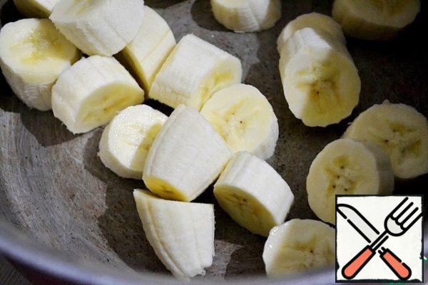 Slice 3 bananas.
