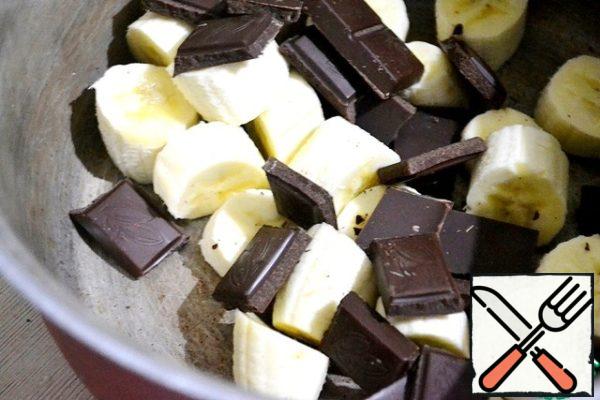 Break the chocolate into pieces. Pour the milk and bring to a boil over low heat.
Beat with a blender.