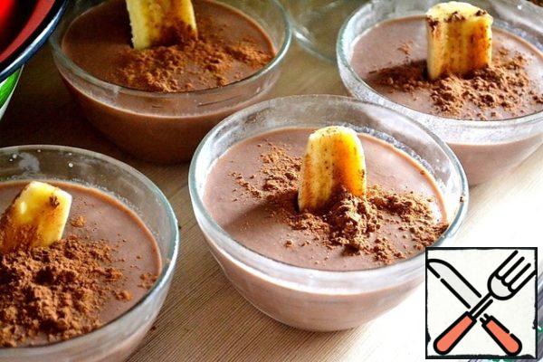 Pour the chocolate over the vases, sprinkle with cinnamon, decorate with banana. Put in the refrigerator.