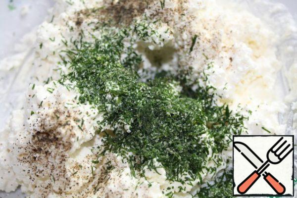 Mix cottage cheese with sour cream.
Add salt and pepper to taste, add finely chopped garlic and dill.
