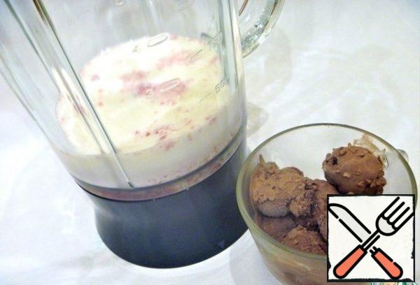 In a stationary blender, pour cold milk, add raspberry puree and chocolate ice cream. Beat the mixture at high speed.