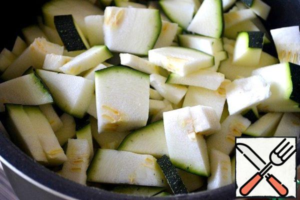 Cut the zucchini, I have tender young zucchini, cut it together with the skin.
