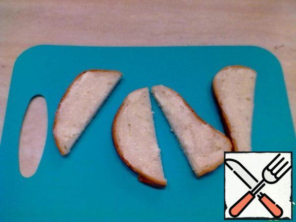Slices of the baron are cut diagonally, it turns out 4 bases for a sandwich. If it seems to you that such a piece is not enough for one serving, make it out of a whole piece.
Grease both sides with a thin layer of butter.