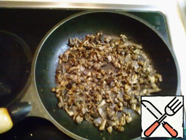 Fry mushrooms for 1 tbsp vegetable oil, in the process of salt, pepper to taste. I still add in fresh mushrooms marjoram and cumin, these spices work well with mushrooms. Fry until light gilding, cool.