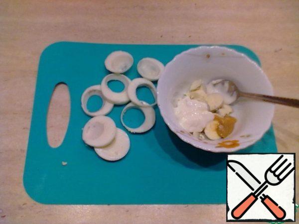 Add the mustard, mayonnaise, lemon juice to the yolks and RUB well until smooth.