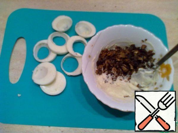 Add the cooled mushrooms to the yolk mass, mix and add salt.
