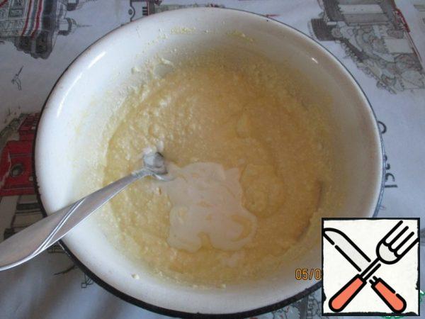 Add food grade sodium carbonate. Here, if desired, you can extinguish or not. I remember when they put it out, I don't remember - they didn't put it out. In principle, nothing will change. I hash in a tablespoon of sour cream or 1/2 teaspoon of vinegar.