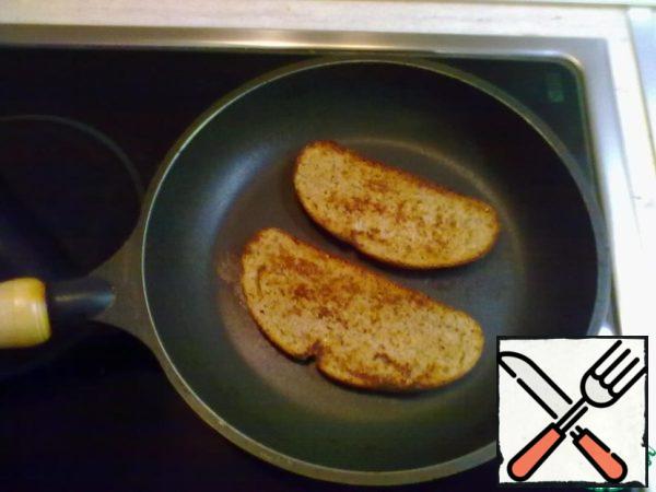 Fry in a hot pan on both sides of the slices of bread to the desired rosiness, or dry in the oven.
