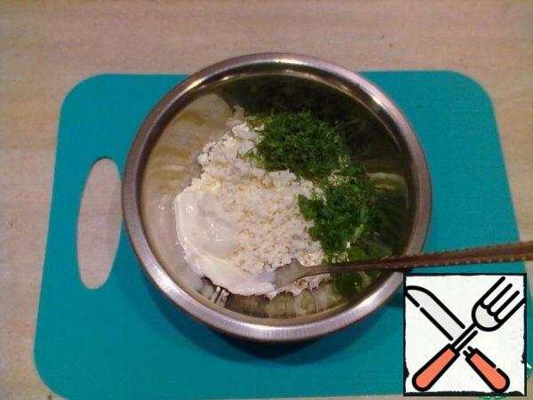 Curd mix well with sour cream and chopped greens (dill and green onions).
Want to bring to taste by adding salt, black pepper or favorite spices suitable for fish. I did not add anything, and I had enough salt from herring.