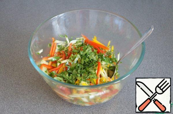 Pour the vegetables with the dressing, add the chopped cilantro.
