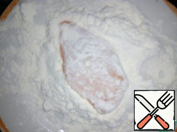 Roll the meat in flour.