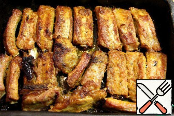 7. Put on a baking sheet in one layer, pour the remaining marinade and send in a preheated oven for 50 minutes at 220-230 C.