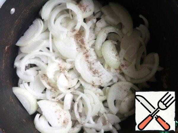 Put the vegetables in layers in a thick-walled pot or goose-nest, in this order: onions, potatoes, bell peppers, garlic.
Each layer of salt, pepper to taste.
Top lay a layer of fish.
