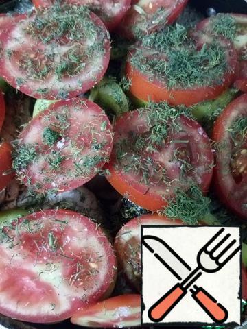 Top lay slices of tomatoes and greens.
In my case, dill.
Pour vegetable oil on top, close the lid tightly and put in the oven heated to 180° C for 60 minutes.
If there is no tight-fitting lid, you can use foil.