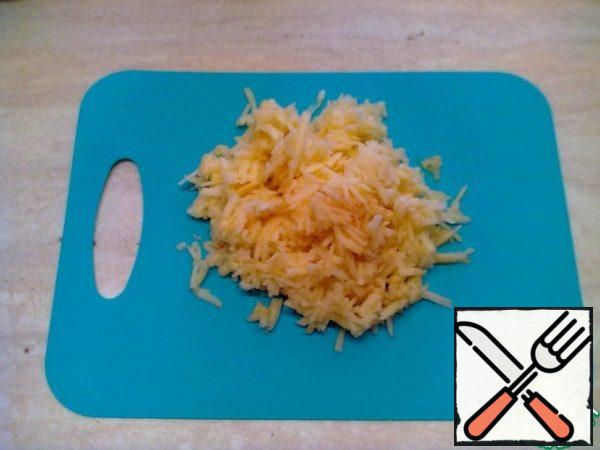 Peel and grate the apples on a coarse grater, sprinkle with lemon juice.
