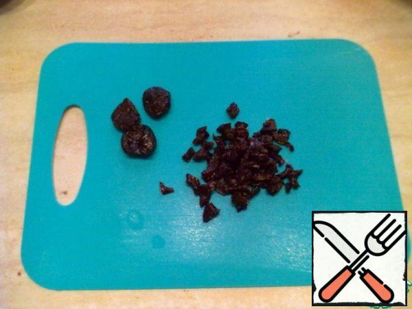 Cut the prunes into small cubes or thin strips.
If the dried fruits are too hard, they can be soaked in warm water.
And prunes can be sprinkled with a small amount of lemon juice to balance the sweetness and the pieces do not stick together.