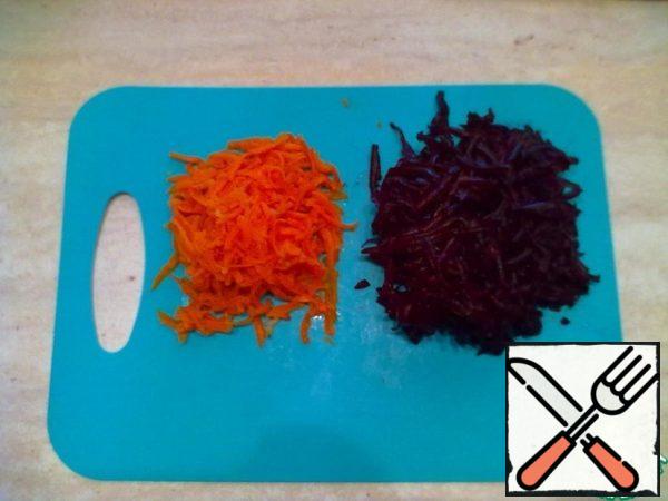Carrots and beet to clear, grate on a large grater.